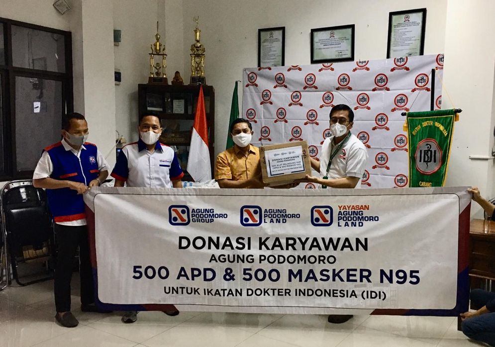 Yayasan Agung Podomoro Land memberikan bantuan berupa alat pelindung diri (APD) dan masker kepada Ikatan Dokter Indonesia (IDI).