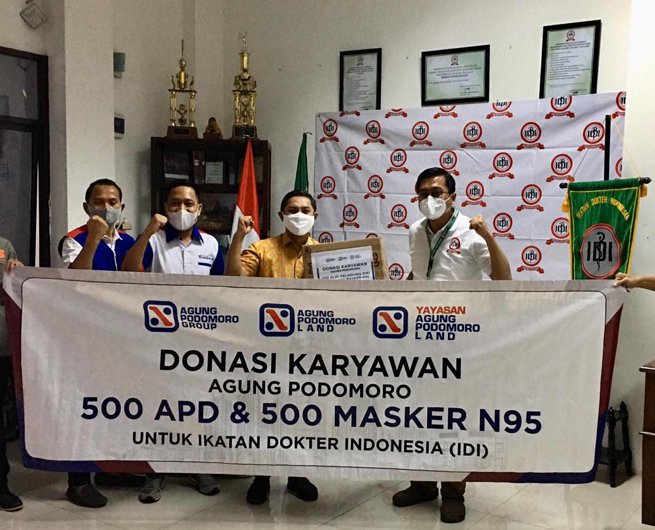 Yayasan Agung Podomoro Land memberikan bantuan berupa alat pelindung diri (APD) dan masker kepada Ikatan Dokter Indonesia (IDI).