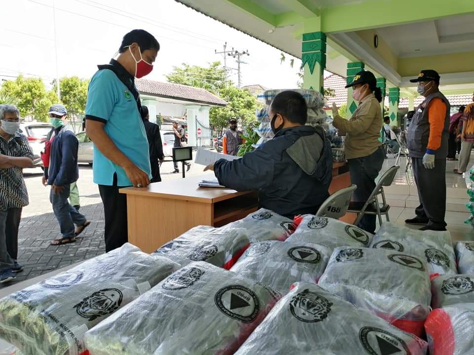Pembagian masker oleh BPBD Kota Yogyakarta
