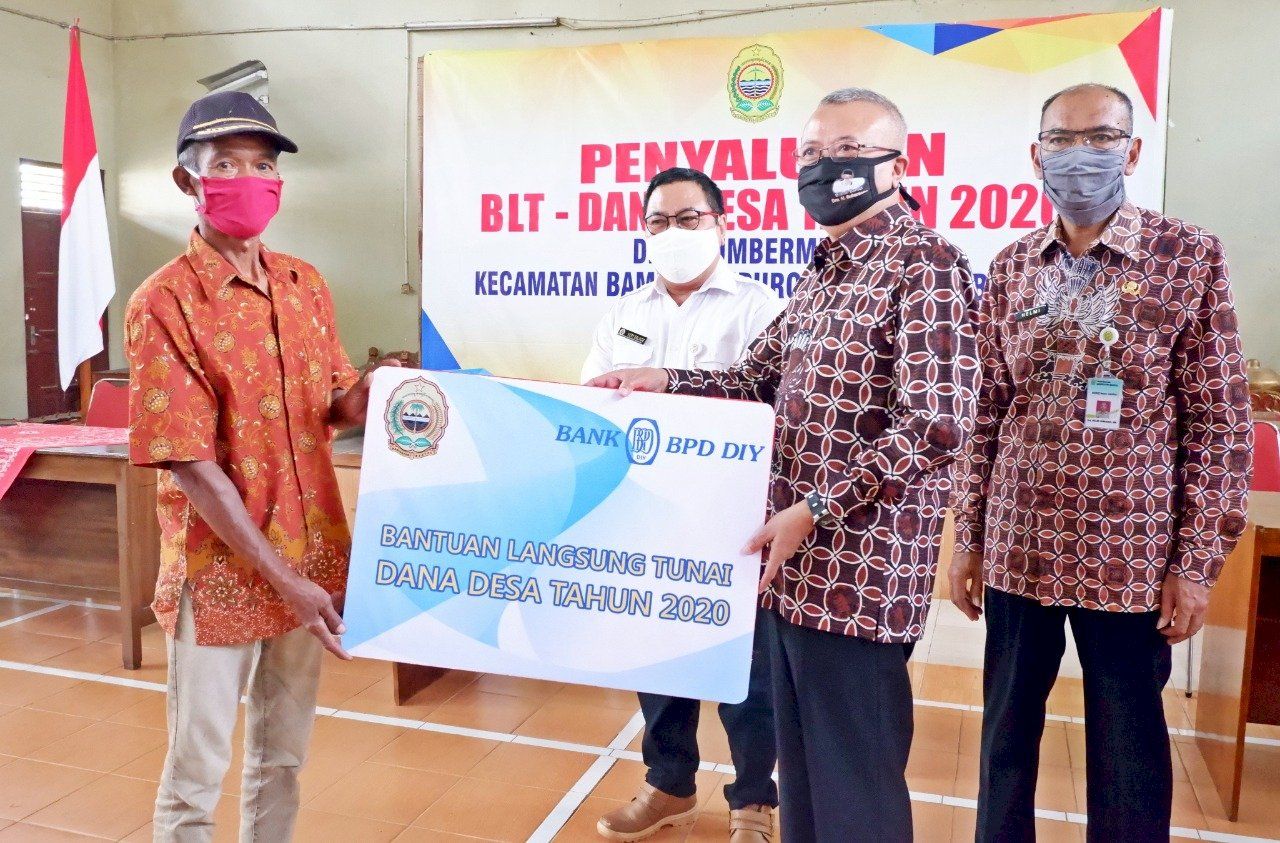 Bupati Bantul Suharsono menyerahkan secara simbolis Bantuan Langsung Tunai Dana Desa
