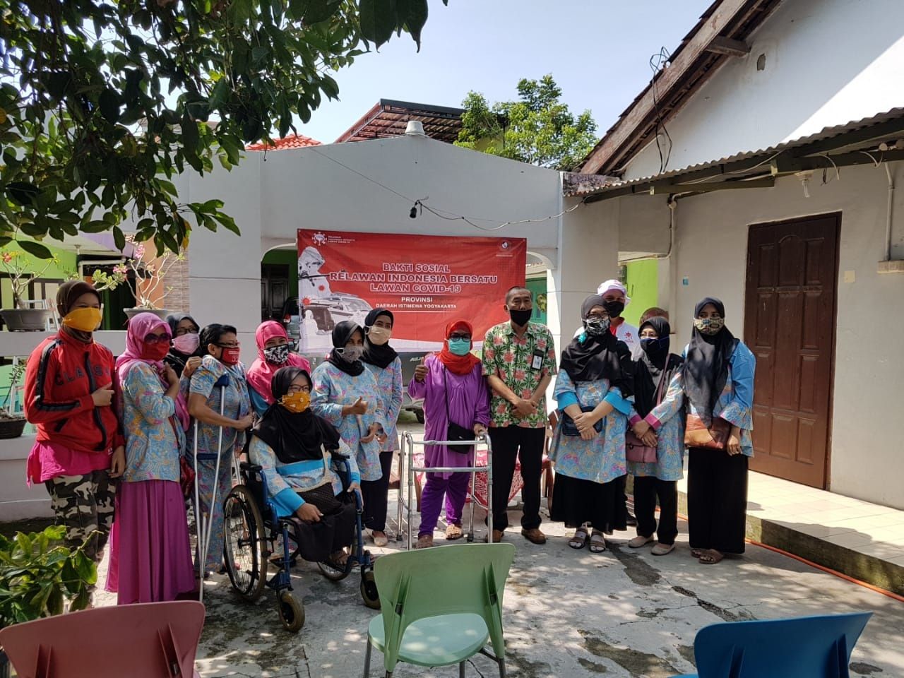 Relawan Indonesia Bersatu Yogykarta memberikan bantuan sembako kepada wanita disabilitas.
