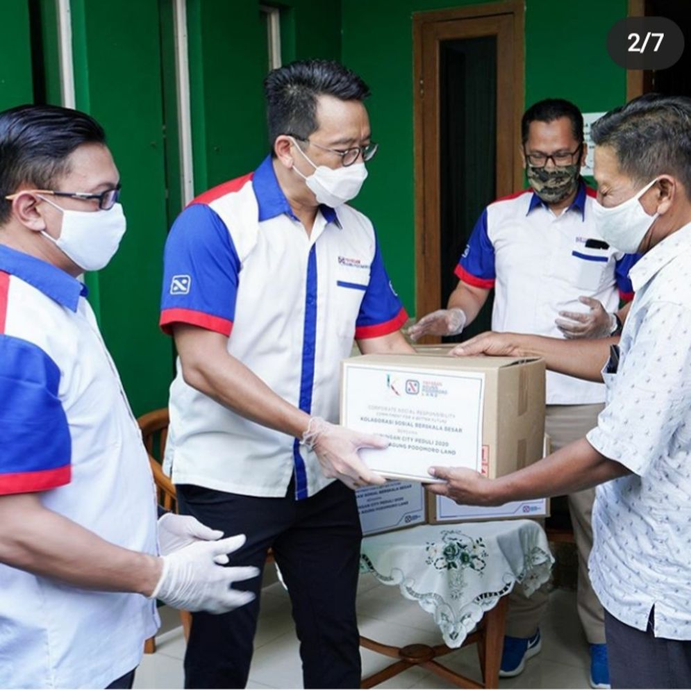 Unit bisnis PT Agung Podomoro Land Tbk. (APLN) di sektor ritel yakni Thamrin City dan Kuningan City memberikan paket lebaran kepada masyarakat di wilayah operasional masing-masing.