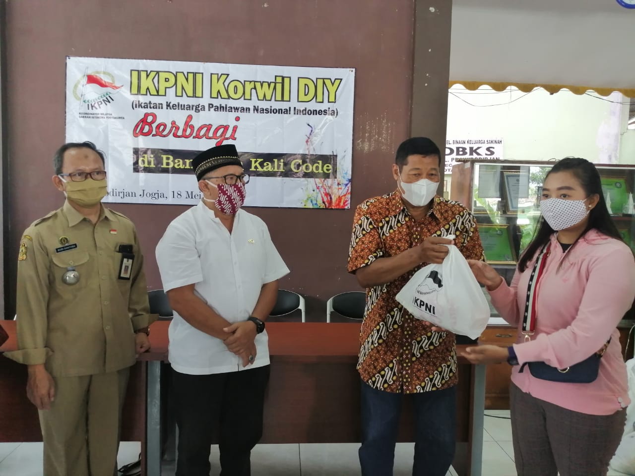 IKPNI menyerahkan bantuan kepada warga di Kelurahan Prawirodirjan, Yogyakarta.