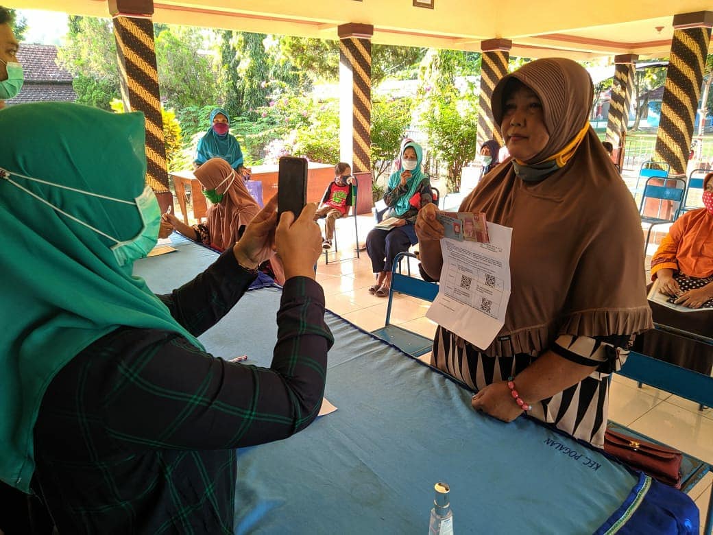 Ilustrasi pembagian bantuan sosial tunai.