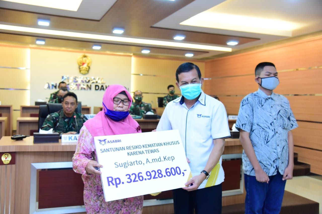 Penyerahan santunan kepada keluarga pahlawan kesehatan.