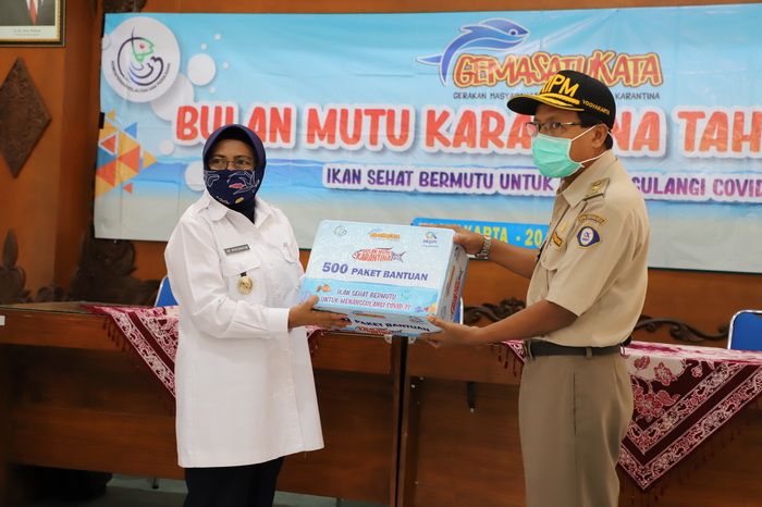 Wabup Sleman (kiri) menerima bantuan secara simbolis