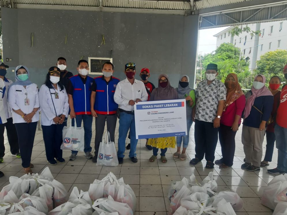 APL Group membagikan bantuan sebanyak 2110 paket lebaran kepada warga di kelurahan Pluit, Kecamatan Penjaringan, Jakarta Utara.