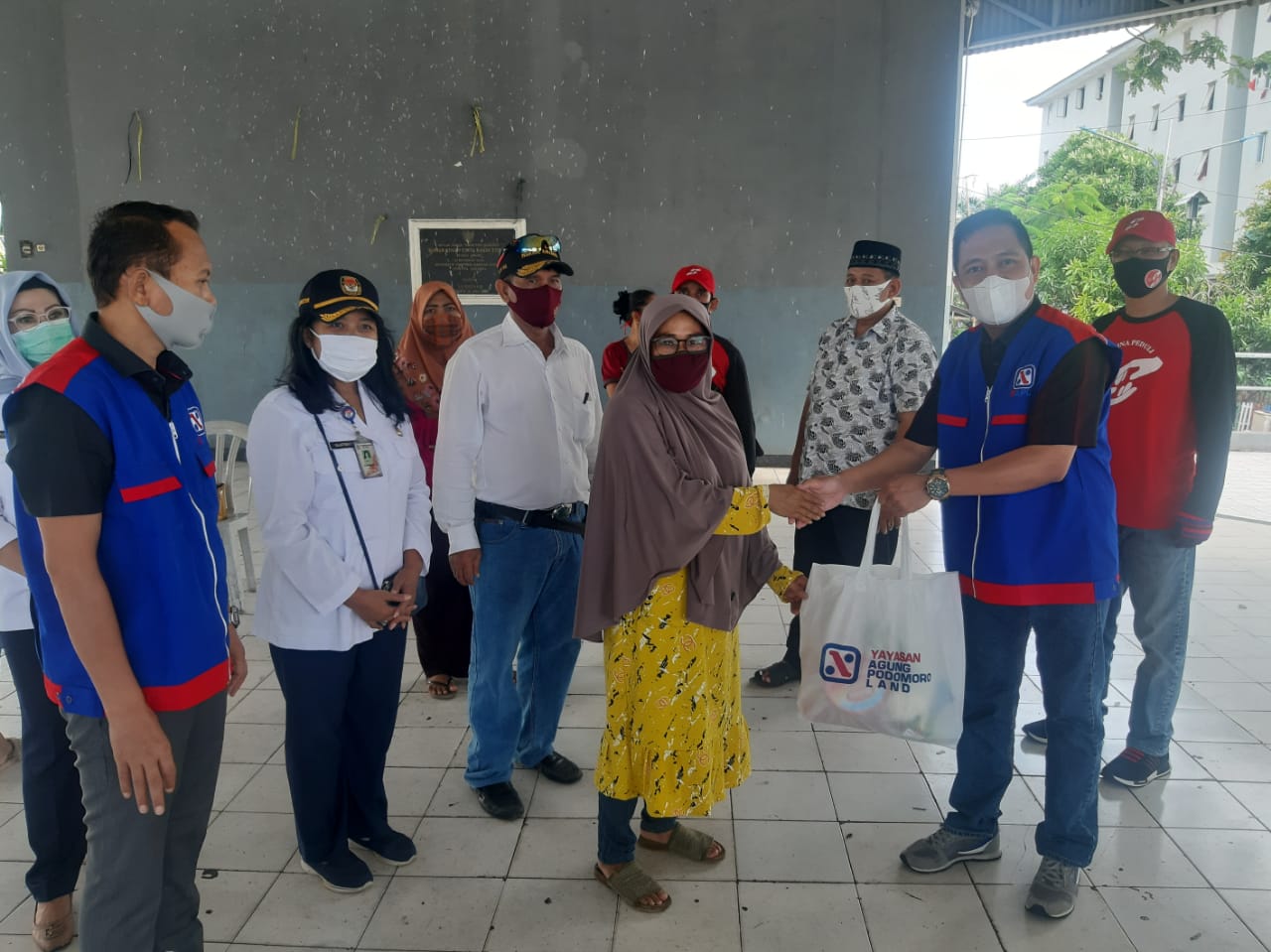 APL Group membagikan bantuan sebanyak 2110 paket lebaran kepada warga di kelurahan Pluit, Kecamatan Penjaringan, Jakarta Utara.