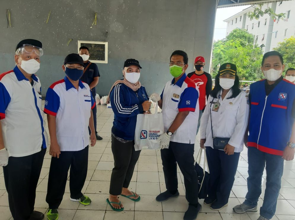 APL Group membagikan bantuan sebanyak 2110 paket lebaran kepada warga di kelurahan Pluit, Kecamatan Penjaringan, Jakarta Utara.