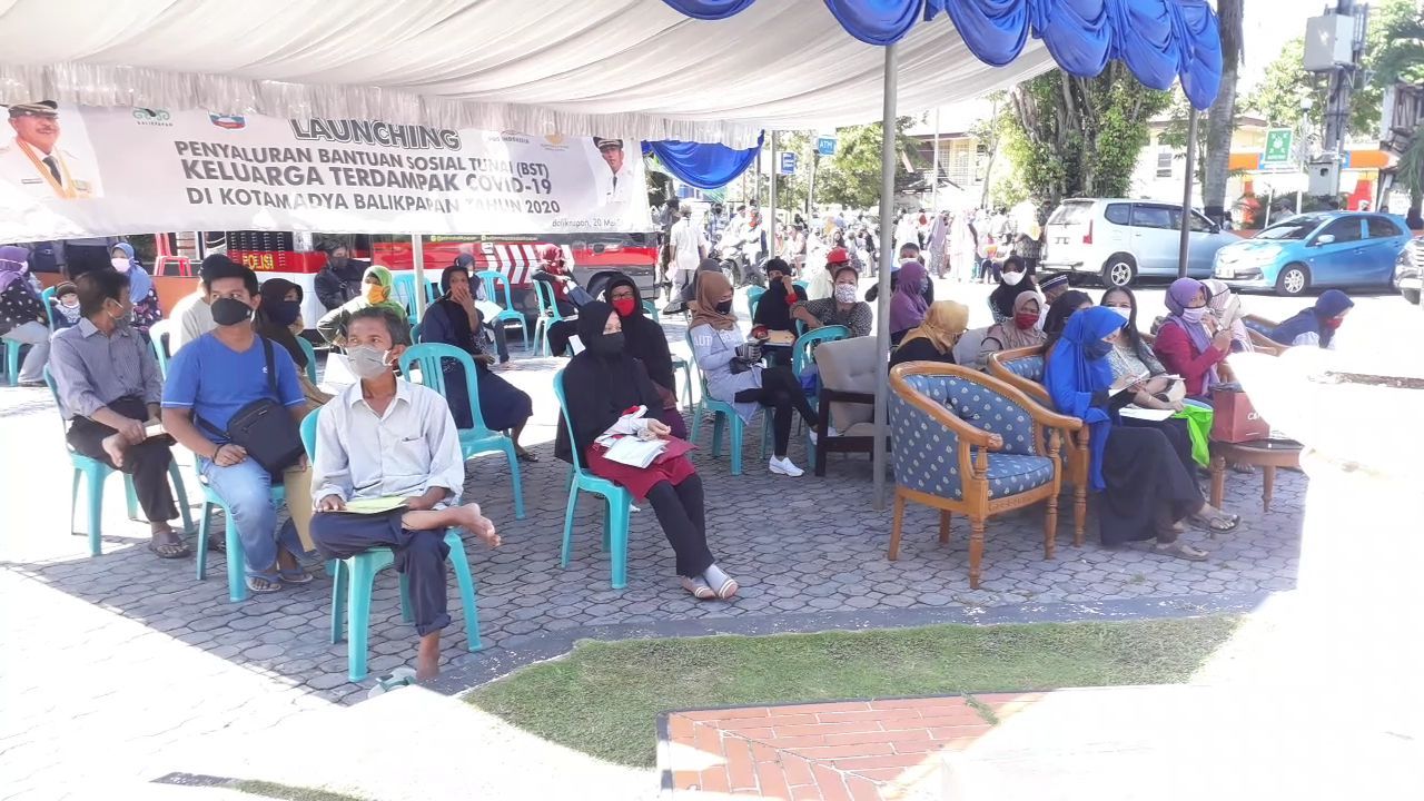 Warga mengantre dalam tenda menunggu giliran.