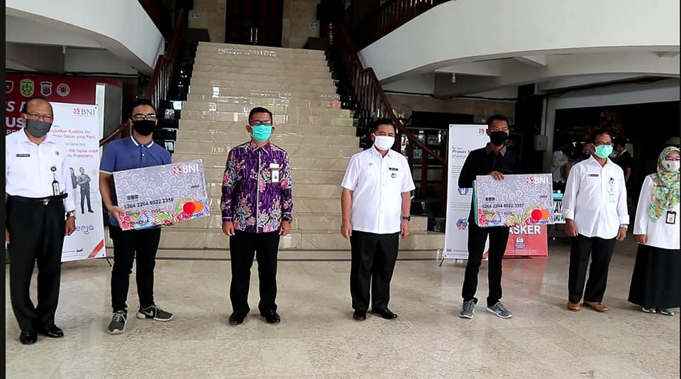 Suasana penyerahan kartu Prakerja di halaman balai kota