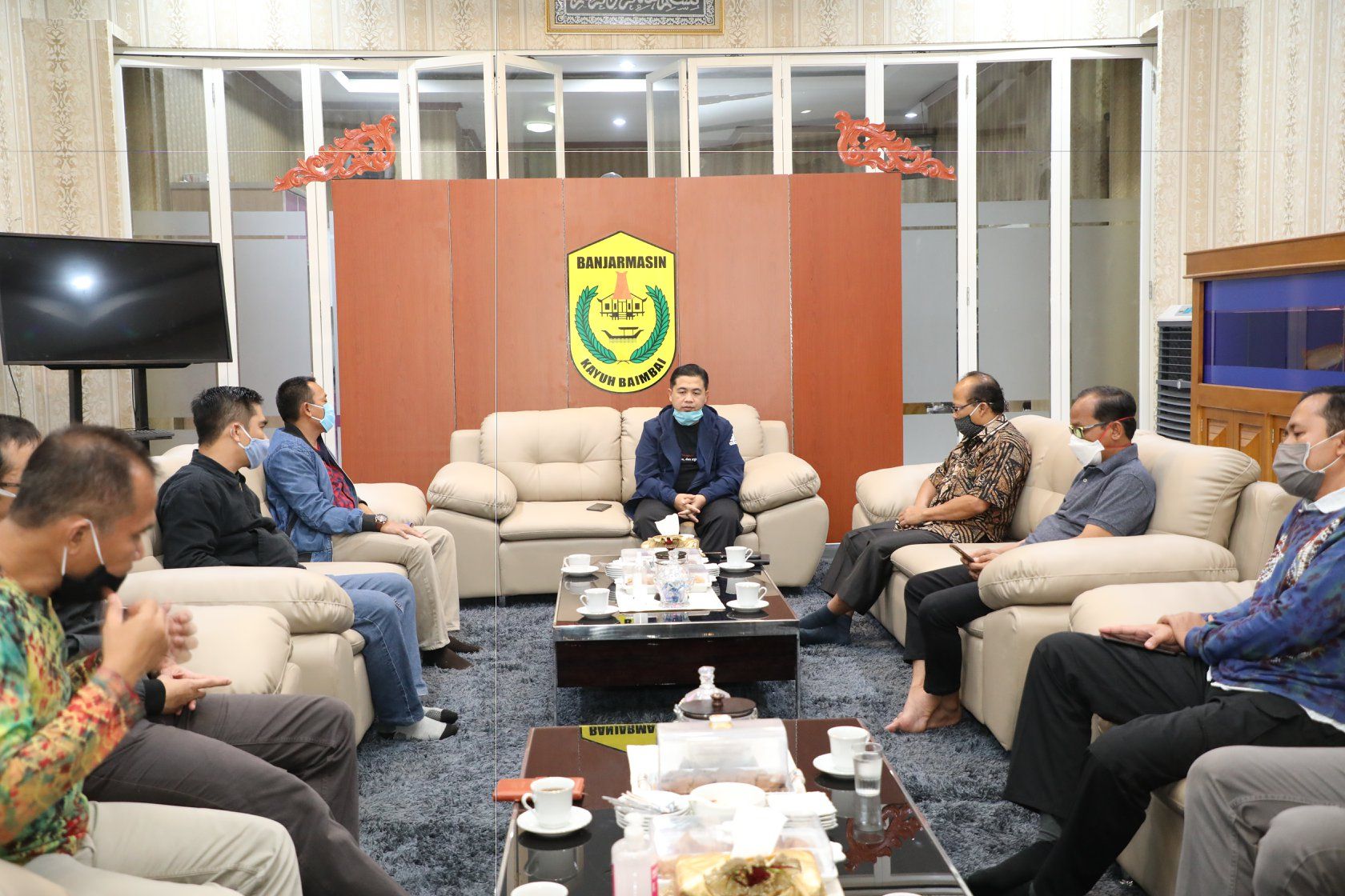 Ibnu Sina saat rapat terbatas bersama jajaran pemko membahas kelanjutan PSBB Banjarmasin