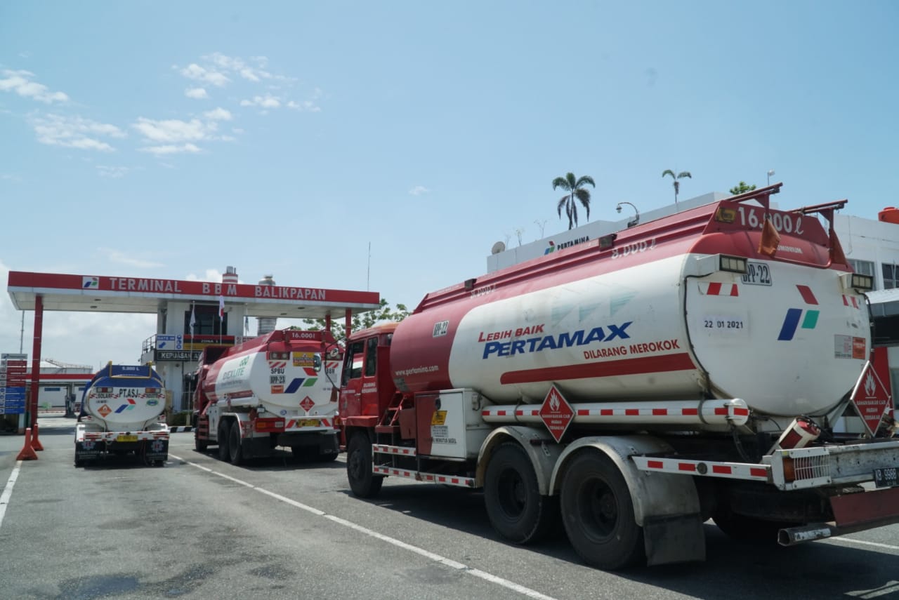 Antrian armada pengangkut BBM di depo Pertamina MOR VI Kalimantan.