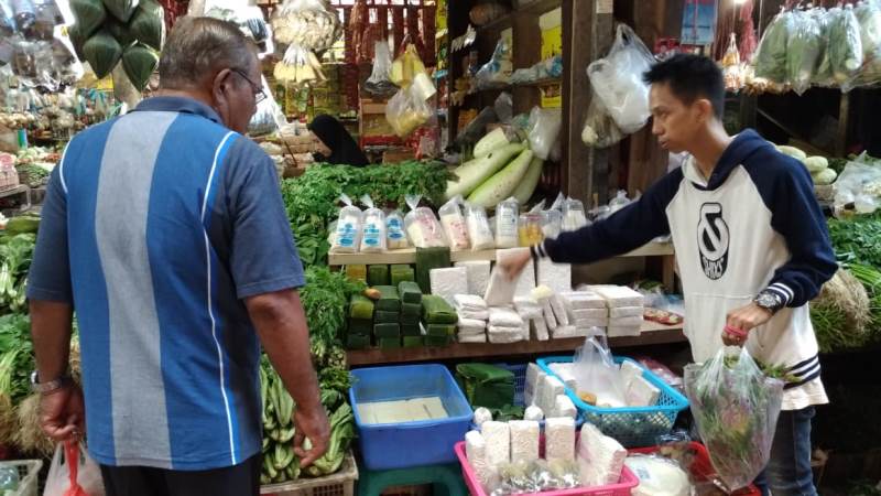 Aktivitas masyarakat di Pasar Klandasan sebelum pandemi. 