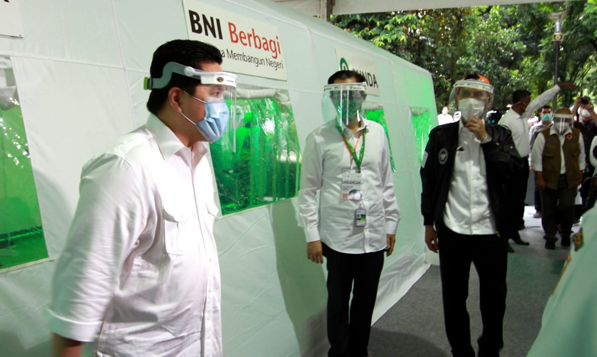 Menteri BUMN Erick Tohir (kiri) dan Dirut BNI Herry Sidharta (kanan) meninjau proses swab test gratis di Jakarta Parkir Selatan Gelora Bung Karno Jakarta, Rabu (20/5/2020).