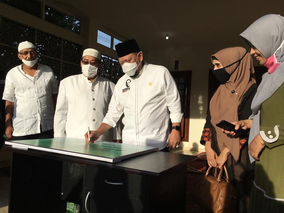 Ketua DPD RI La Nyalla Mattalitti saat meresmikan Rumah Tahfidz Center (RTC).