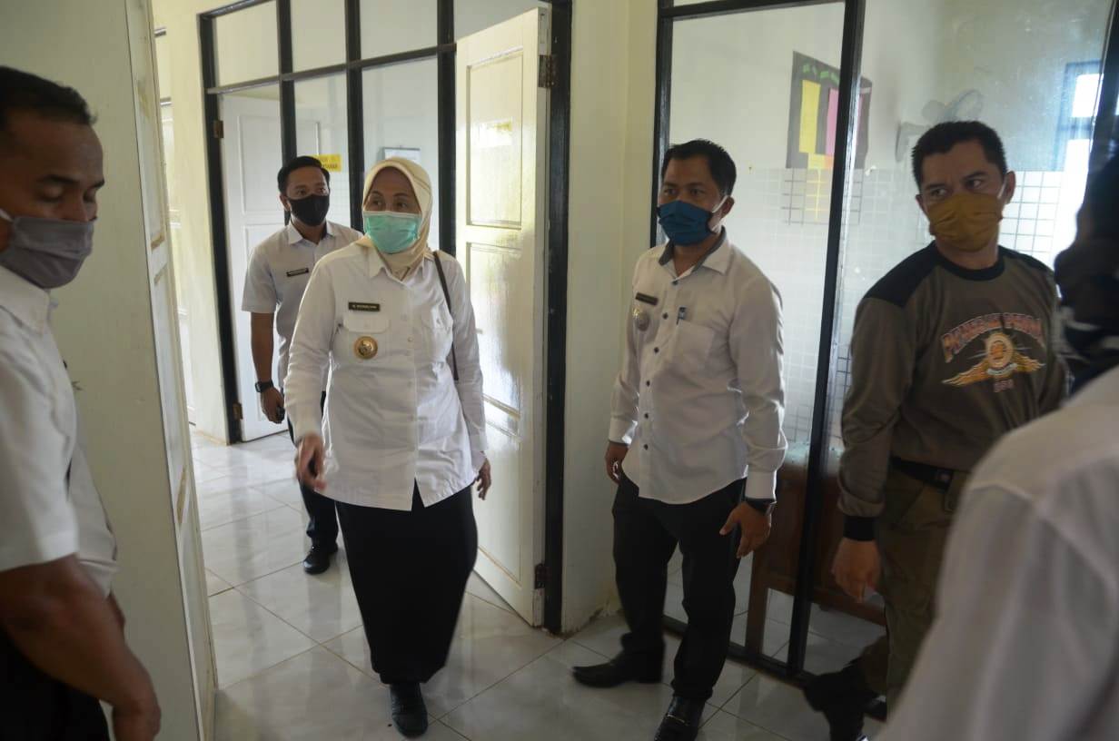 Bupati batola saat meninjau kantor kecamatan Alalak