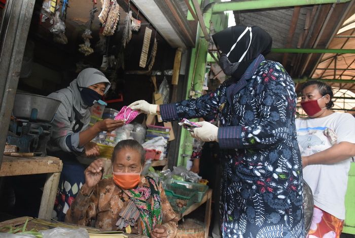 Wabup Sleman saat membagikan Masker kepada pedagang Pasar Sambilegi