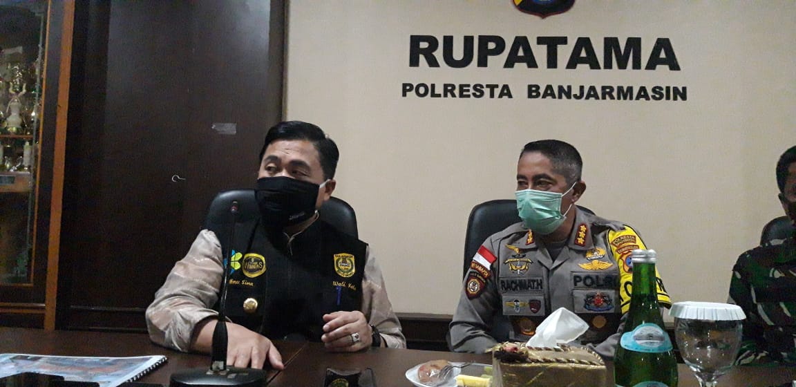 Walikota Ibnu Sina dan Kapolresta Banjarmasin saat rapat pembahasan new normal