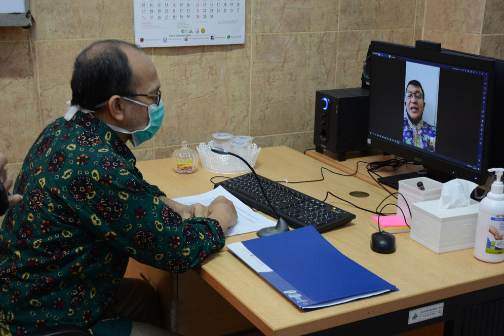 Dokter sedang melayani konsultasi Telemedicine RSMH Palembang