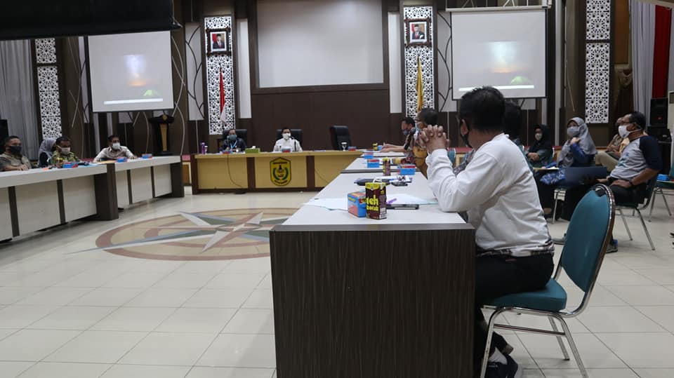 Ibnu saat memimpin rapat tentang pemangkasan anggaran untuk penanganan Covid-19