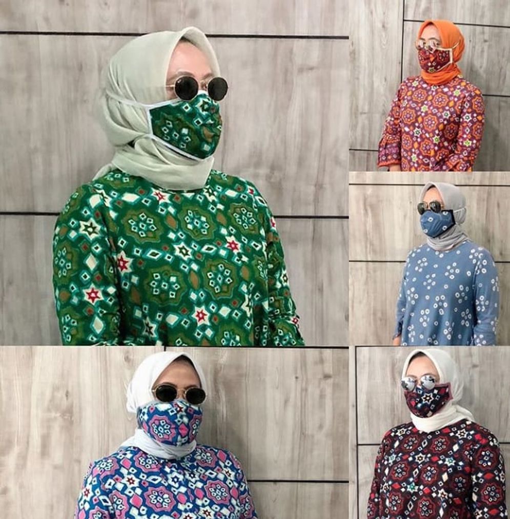 Masker bermotif jumputan kain khas Palembang