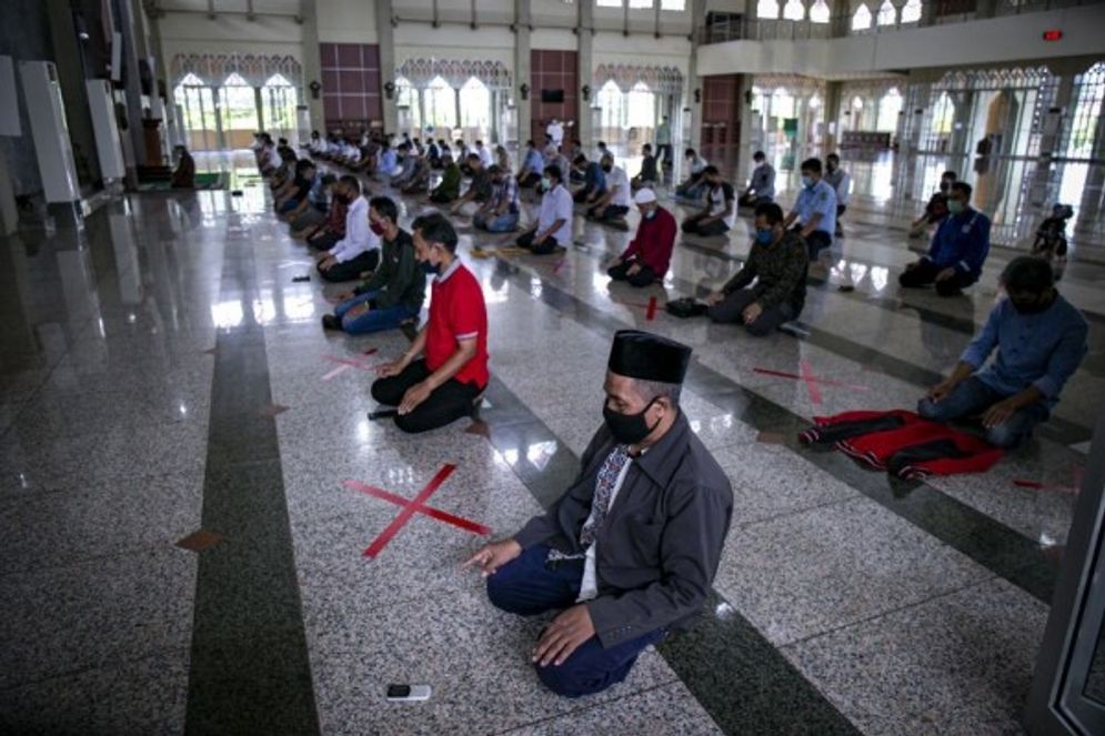 Jamaah shalat di Masjid dengan melaksanakan protokol kesehatan jaga jarak dan bermasker