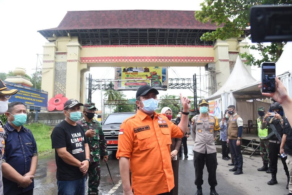 Gubenur Sumsel Herman Deru mengunjungi sejumlah check point yang berbatasan dengan Provinsi Bengkulu dan Jambi