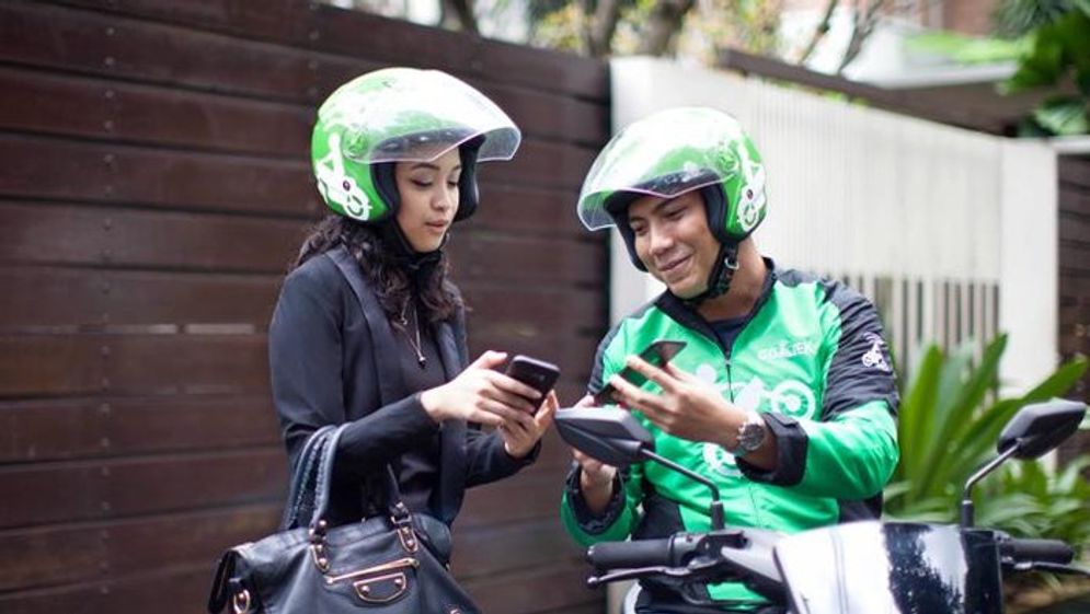 Salah satu mitra Gojek menjelaskan kepada konsumen 