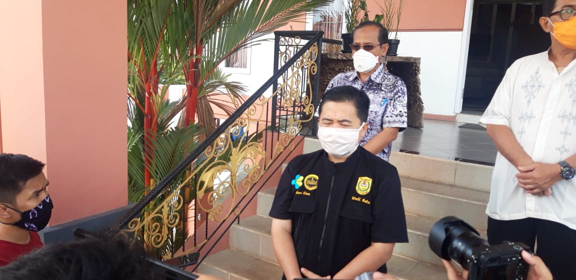 Walikota Ibnu Sina saat konferensi pers