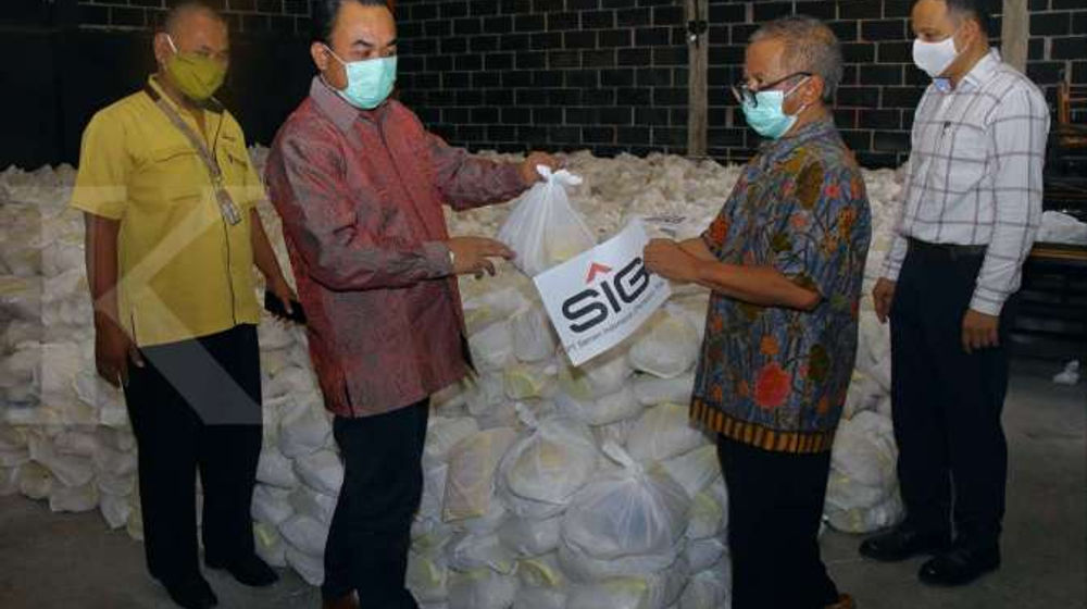 <p>PT Semen Indonesia (Persero) Tbk. dalam menyerahkan bantuan/ Sumber: Dokumentasi SIG</p>
