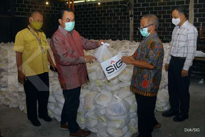 <p>PT Semen Indonesia (Persero) Tbk. dalam menyerahkan bantuan/ Sumber: Dokumentasi SIG</p>