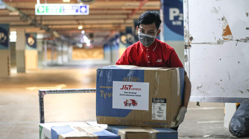 <p>Kurir J&amp;T Express Bekerja di tengah Pandemi COVID-19/ Facebook @J&amp;T Express Indonesia</p>

