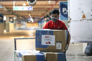 <p>Kurir J&T Express Bekerja di tengah Pandemi COVID-19/ Facebook @J&T Express Indonesia</p>
