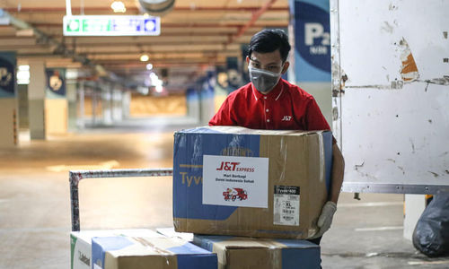 <p>Kurir J&amp;T Express Bekerja di tengah Pandemi COVID-19/ Facebook @J&amp;T Express Indonesia</p>
