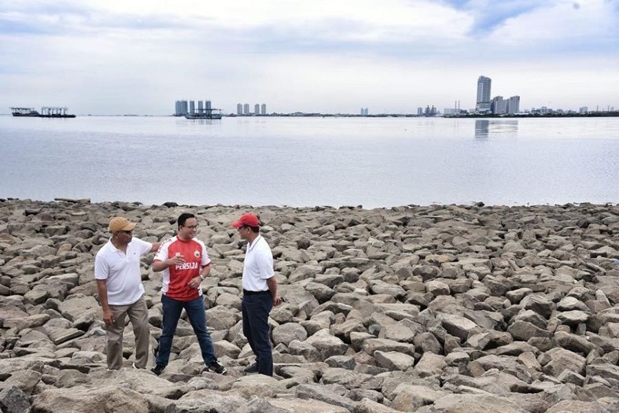 <p>Gubernur DKI Jakarta Anies Baswedan saat mengesahkan Pantai Maju Bersama di Pulau Reklamasi. / Facebook @aniesbaswedan</p>
