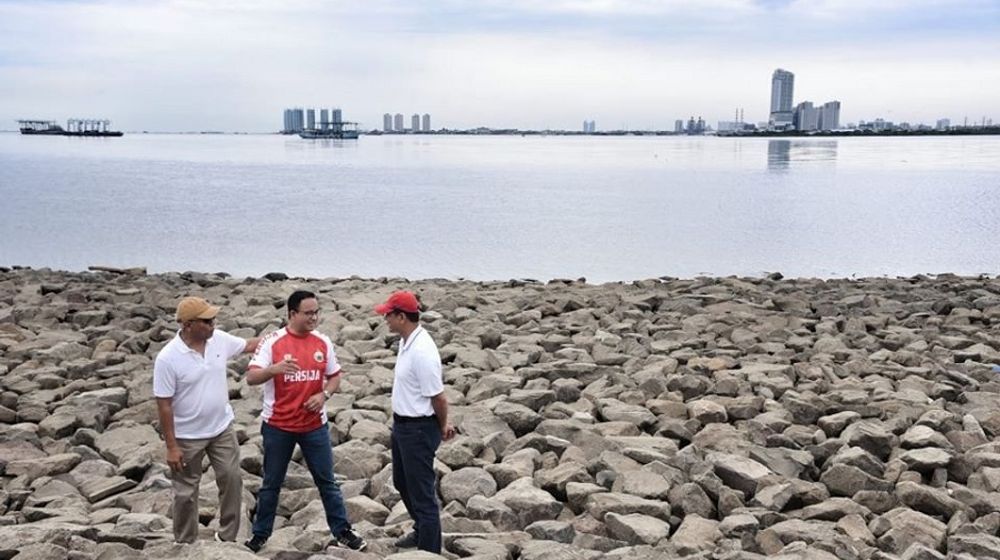 <p>Gubernur DKI Jakarta Anies Baswedan saat mengesahkan Pantai Maju Bersama di Pulau Reklamasi. / Facebook @aniesbaswedan</p>
