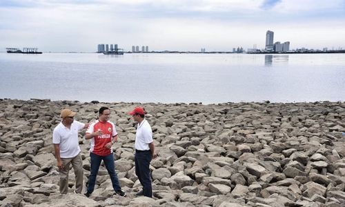 <p>Gubernur DKI Jakarta Anies Baswedan saat mengesahkan Pantai Maju Bersama di Pulau Reklamasi. / Facebook @aniesbaswedan</p>

