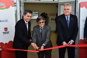 <p>Pemilik Grup Indofood, Anthoni Salim saat meresmikan gerai Indomie di Afrika. / Facebook @indomie</p>
