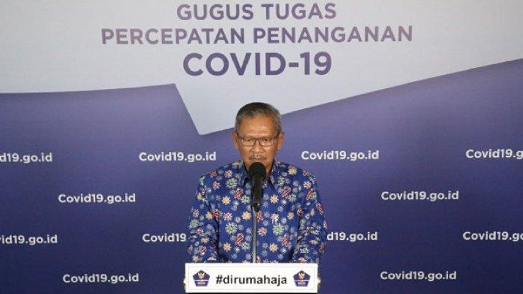 <p>Juru Bicara Pemerintah untuk Penanganan COVID-19 Achmad Yurianto mengenakan kemeja batik bermotif virus corona. / YouTube BNPB</p>

