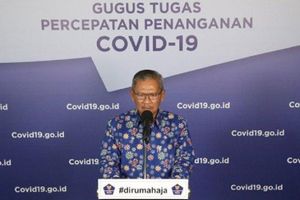 <p>Juru Bicara Pemerintah untuk Penanganan COVID-19 Achmad Yurianto mengenakan kemeja batik bermotif virus corona. / YouTube BNPB</p>
