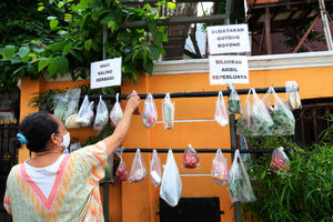 <p>Warga mengambil bahan pokok makanan yang di gantung di sebuah gang jalan komplek warga di kawasan Jati Padang, Jakarta selatan, Jum’at 15 Mei 2020. Aksi solidaritas Covid 19 yang digagas warga RW.04 tersebut dengan mengumpulkan bahan pokok makanan seperti sayuran, lauk pauk, dan daging yang diperoleh dari sumbangan warga dan secara gotong royong dipersiapkan menjadi [&hellip;]</p>
