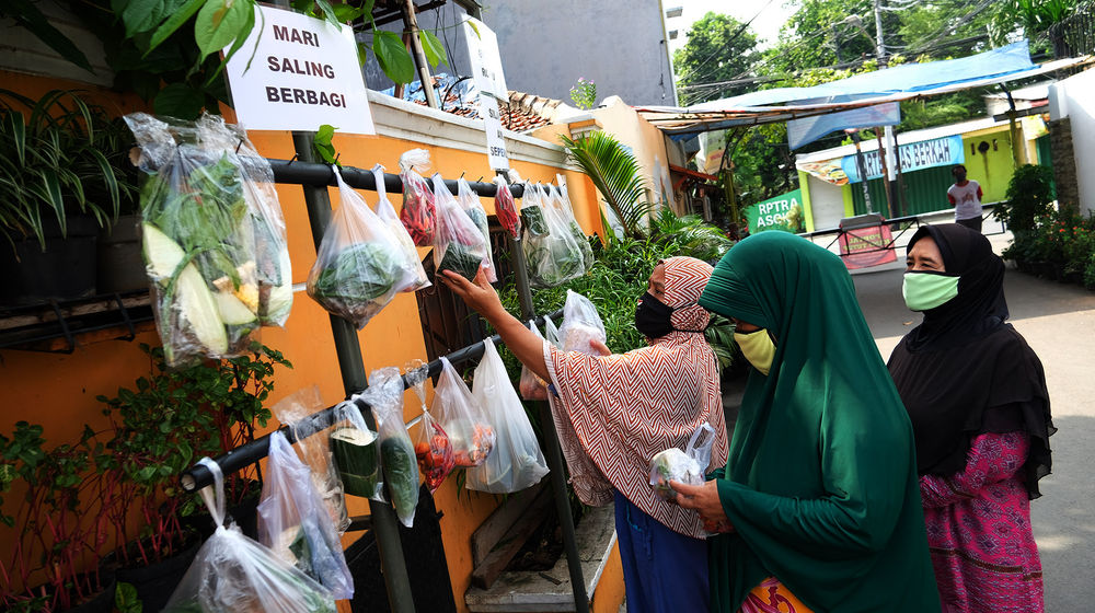 <p>Warga mengambil bahan pokok makanan yang di gantung di sebuah gang jalan komplek warga di kawasan Jati Padang, Jakarta selatan, Jum’at 15 Mei 2020. Aksi solidaritas Covid 19 yang digagas warga RW.04 tersebut dengan mengumpulkan bahan pokok makanan seperti sayuran, lauk pauk, dan daging yang diperoleh dari sumbangan warga dan secara gotong royong dipersiapkan menjadi [&hellip;]</p>
