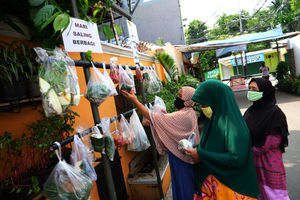 <p>Warga mengambil bahan pokok makanan yang di gantung di sebuah gang jalan komplek warga di kawasan Jati Padang, Jakarta selatan, Jum’at 15 Mei 2020. Aksi solidaritas Covid 19 yang digagas warga RW.04 tersebut dengan mengumpulkan bahan pokok makanan seperti sayuran, lauk pauk, dan daging yang diperoleh dari sumbangan warga dan secara gotong royong dipersiapkan menjadi [&hellip;]</p>
