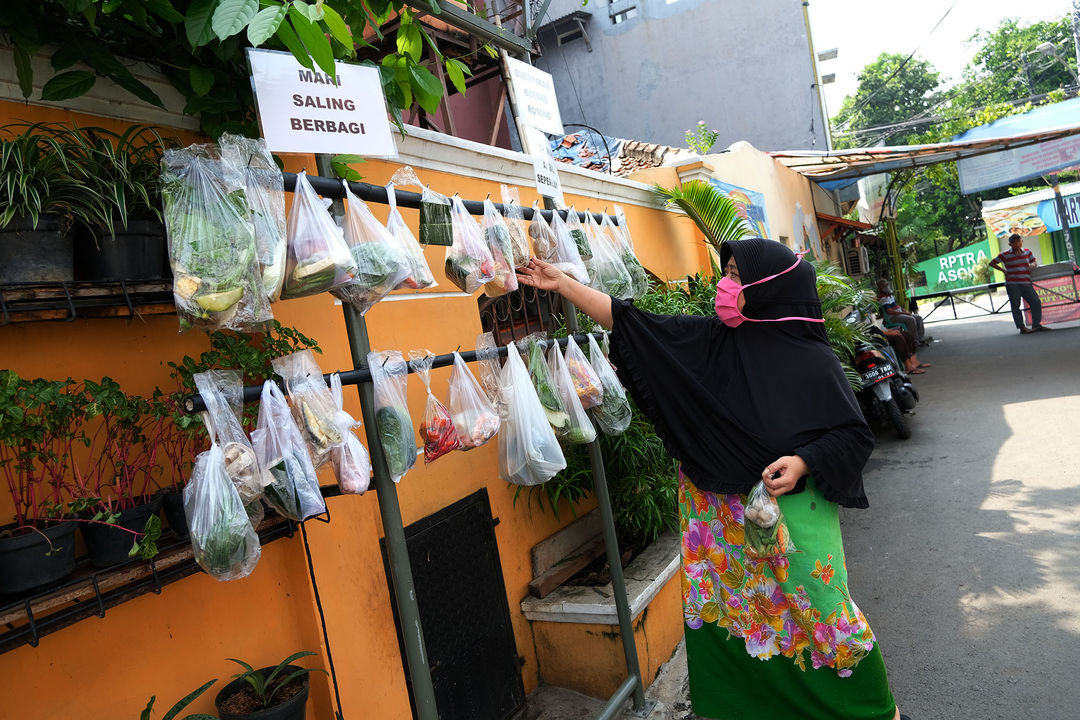 <p>Warga mengambil bahan pokok makanan yang di gantung di sebuah gang jalan komplek warga di kawasan Jati Padang, Jakarta selatan, Jum&#8217;at 15 Mei 2020. Aksi solidaritas Covid 19 yang digagas warga RW.04 tersebut dengan mengumpulkan bahan pokok makanan seperti sayuran, lauk pauk, dan daging yang diperoleh dari sumbangan warga dan secara gotong royong dipersiapkan menjadi [&hellip;]</p>
