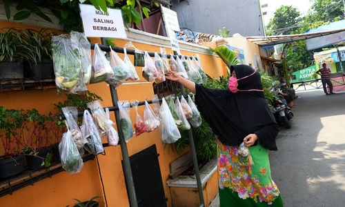 <p>Warga mengambil bahan pokok makanan yang di gantung di sebuah gang jalan komplek warga di kawasan Jati Padang, Jakarta selatan, Jum’at 15 Mei 2020. Aksi solidaritas Covid 19 yang digagas warga RW.04 tersebut dengan mengumpulkan bahan pokok makanan seperti sayuran, lauk pauk, dan daging yang diperoleh dari sumbangan warga dan secara gotong royong dipersiapkan menjadi [&hellip;]</p>
