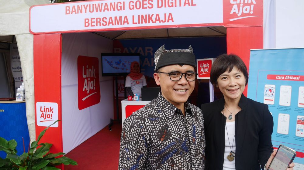 <p>Bupati Banyuwangi Abdullah Azwar Anas dan Haryati Lawidjaja (Sumber: https://selular.id/)</p>
