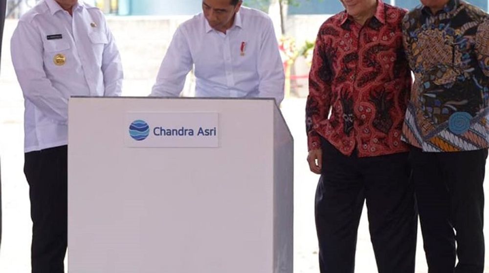 <p>Presiden Joko Widodo bersama pemilik Chandra Asri Petrochemical Prajogo Pangestu dan Menteri Perindustrian Agus Gumiwang Kartasasmita. / Facebook @chandraasripetrochemicalofficial</p>
