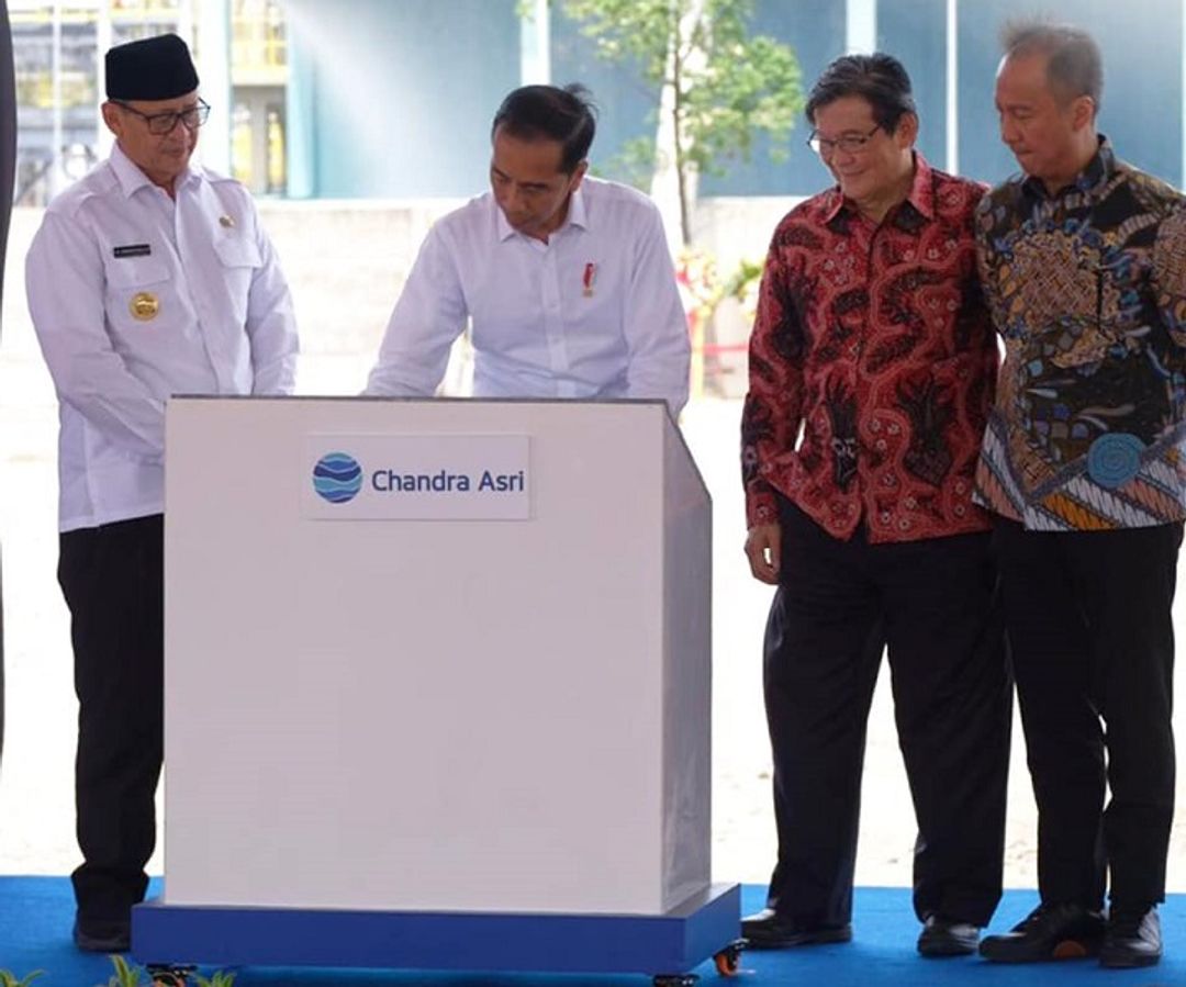 <p>Presiden Joko Widodo bersama pemilik Chandra Asri Petrochemical Prajogo Pangestu dan Menteri Perindustrian Agus Gumiwang Kartasasmita. / Facebook @chandraasripetrochemicalofficial</p>
