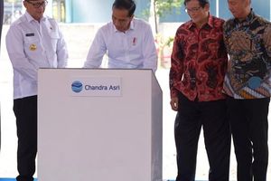<p>Presiden Joko Widodo bersama pemilik Chandra Asri Petrochemical Prajogo Pangestu dan Menteri Perindustrian Agus Gumiwang Kartasasmita. / Facebook @chandraasripetrochemicalofficial</p>